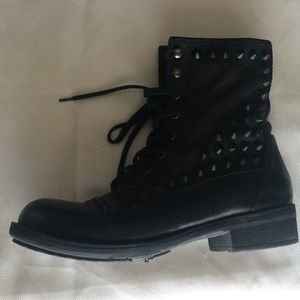 💋NEW LISTING. Steve Madden Ladilick boots